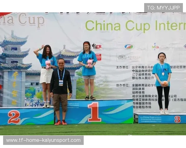 跑步平台与艺术家合作推出“跑步摄影展”跨界营销