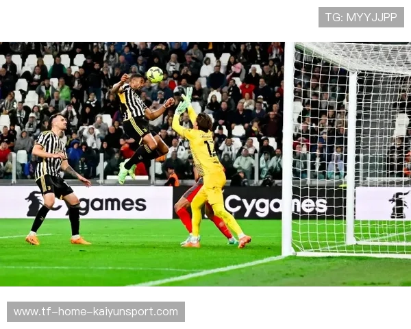 劳塔罗禁区内强力头球破网，国际米兰1比0领先克雷莫内塞